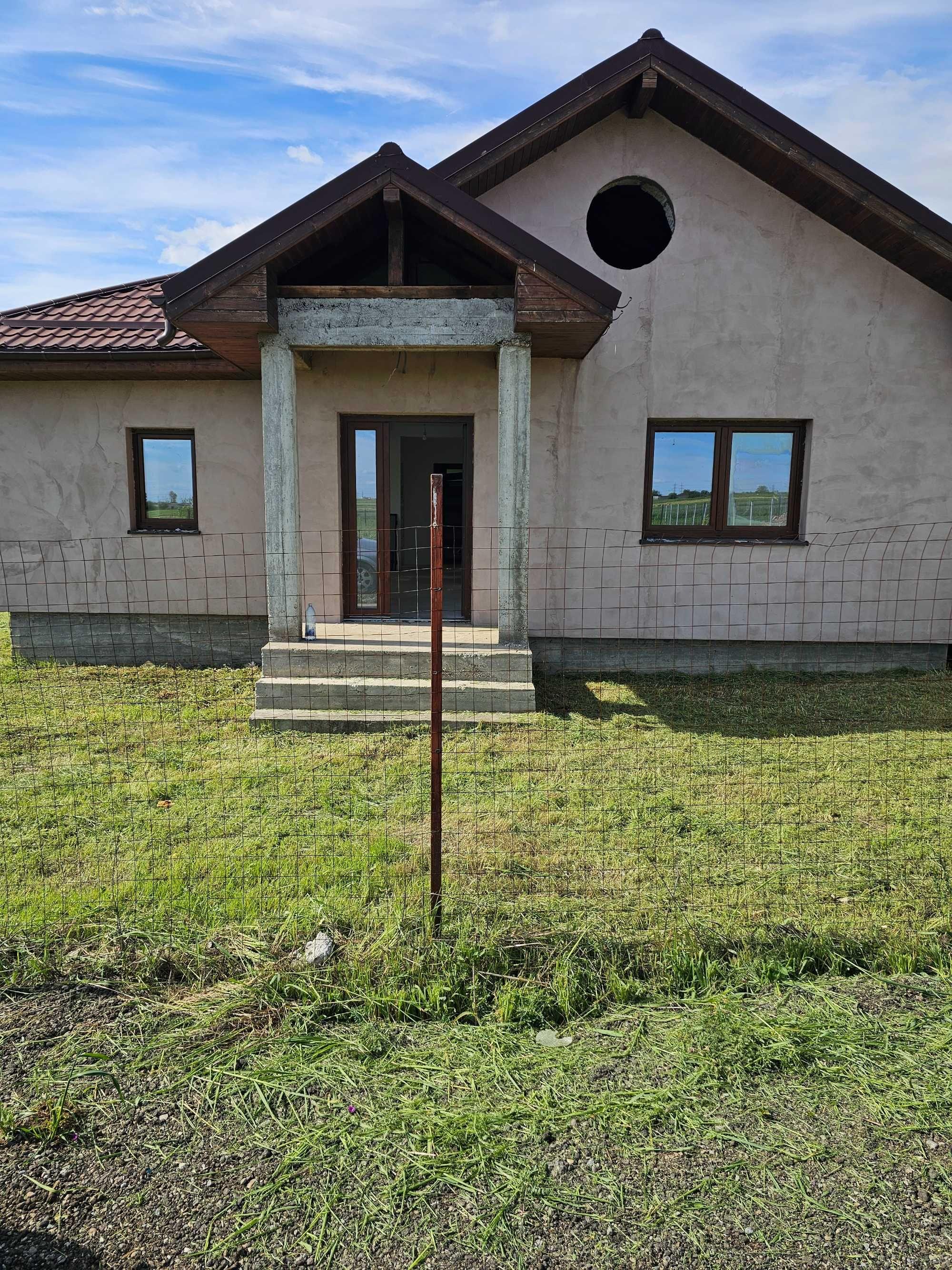 Casa de vânzare în Dudovicesti, Șimnicu de Sus. Casă este compusa din 2 dormitoare, un living generos, bucătărie spațioasă beci și terasa.