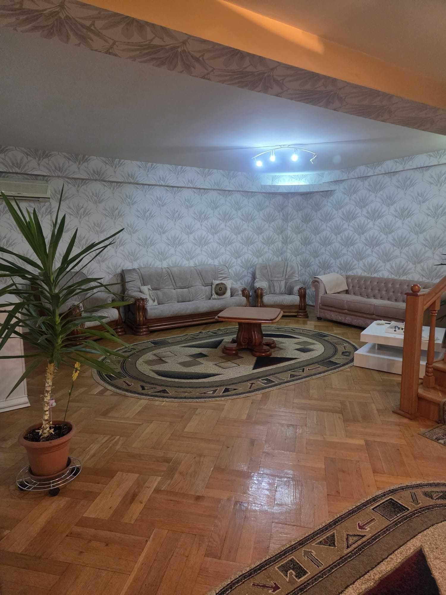 Casa de inchiriat  spatioasa,aerisita si cu un view extraordinar - imagine 1