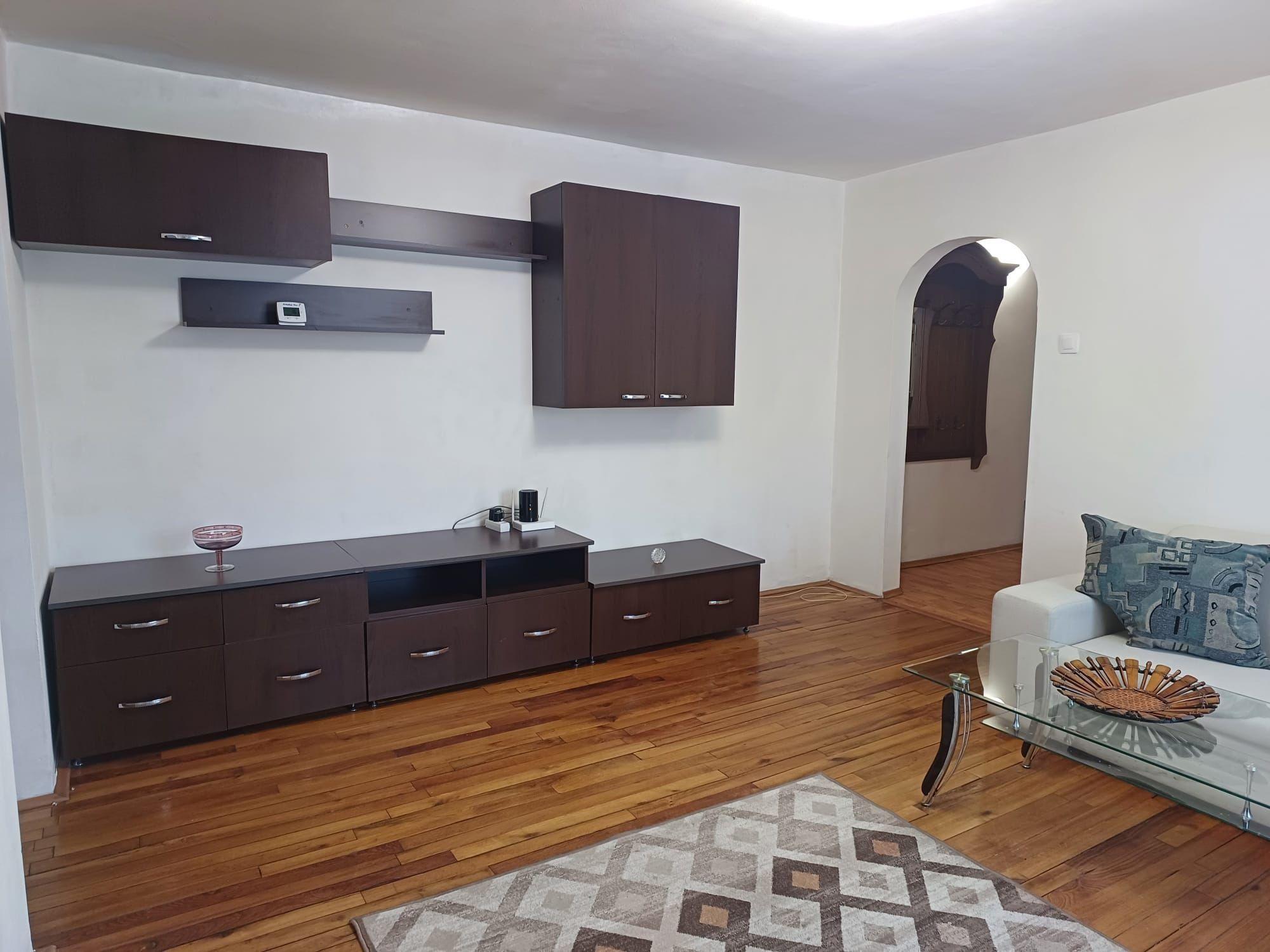 Închiriez apartament