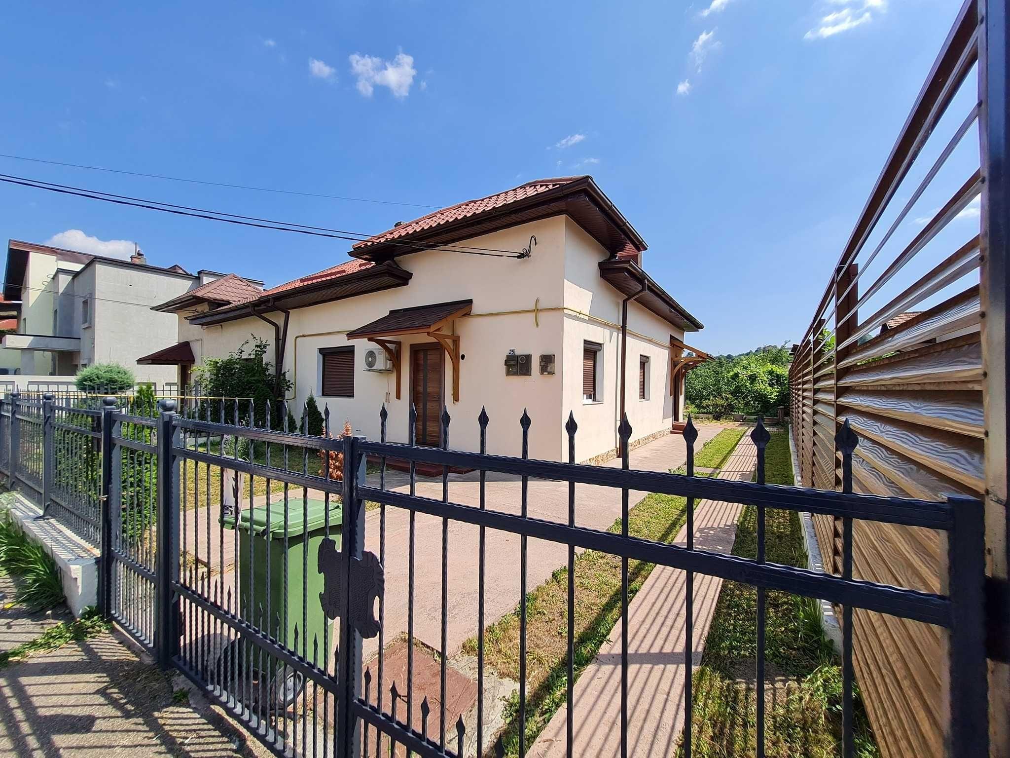 2 case in aceeasi curte, centru Ramnicu Valcea
