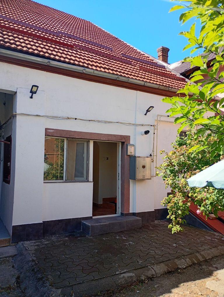 Se Vind o casa la curte  la Curte  Far firma sau altele  Proprietar  persoana fizica