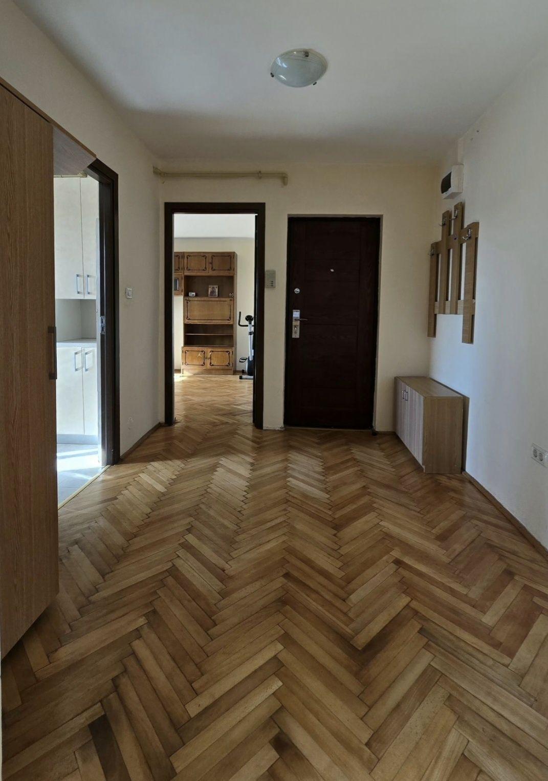 Apartament de închiriat, 2 camere, zona Alfa, decomandat, mobilat, utilat, aer condiționat, centrală termică pe gaz
