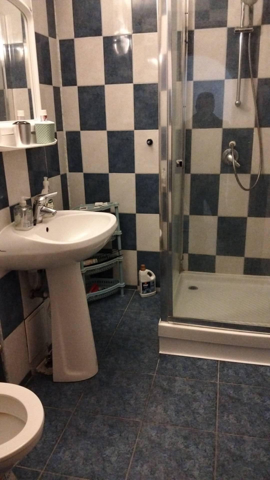 Proprietar închiriez apartament cu trei camere