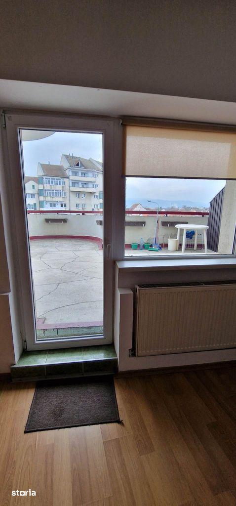 Vand garsoniera cu terasa mare