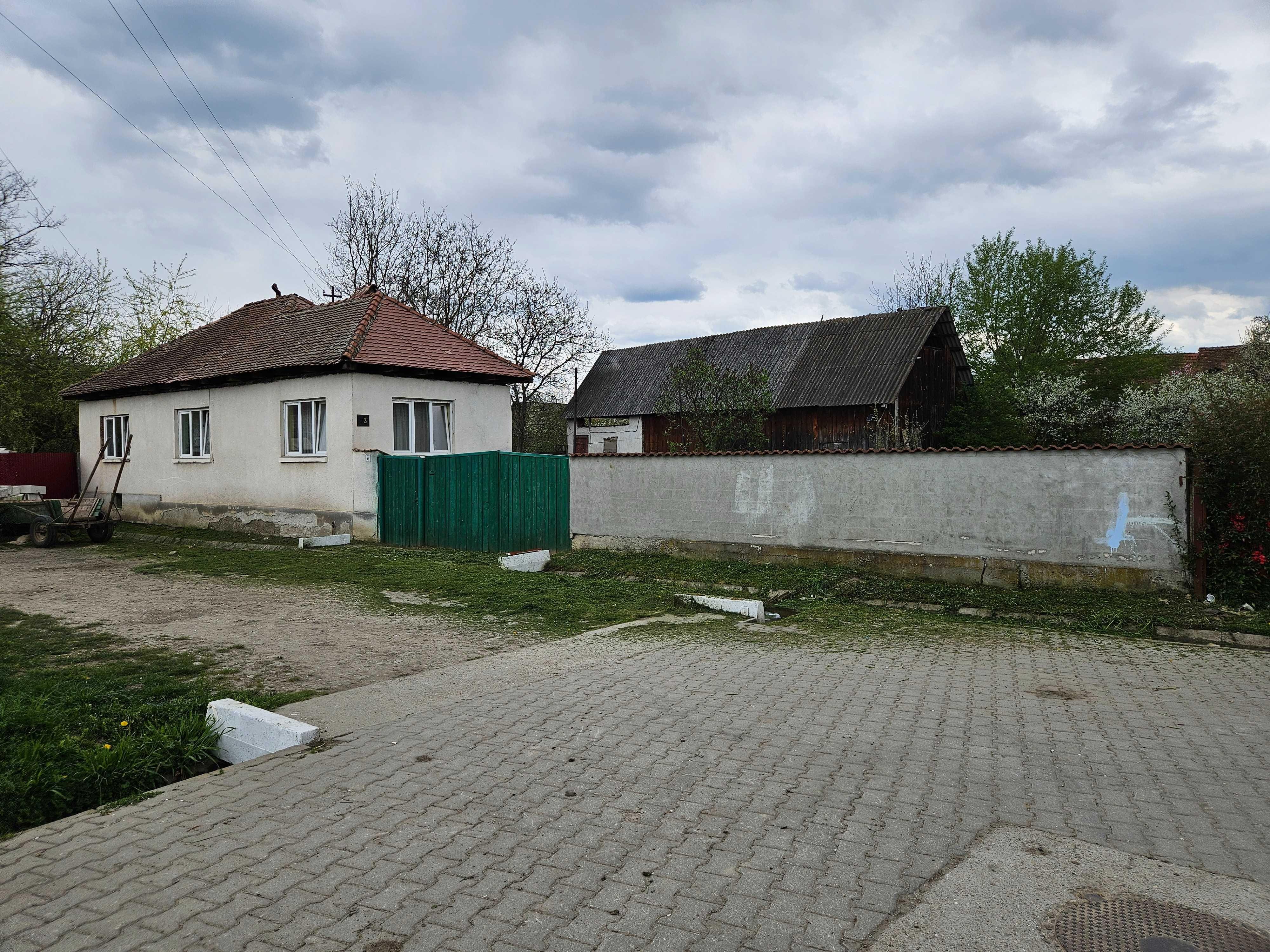 Casa ComCârța judSibiu curte si gradina 3 camere hol baie grajd sura magazie pivnita Apa gazul la poarta si curent Fantana in curte Zona buna PRET NEG - imagine 1