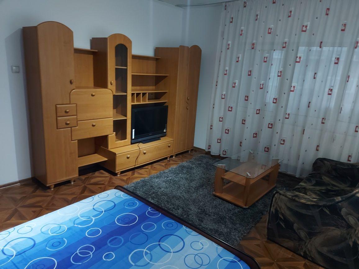 Ofer spre inchiriere apartament 2 camere, în centru