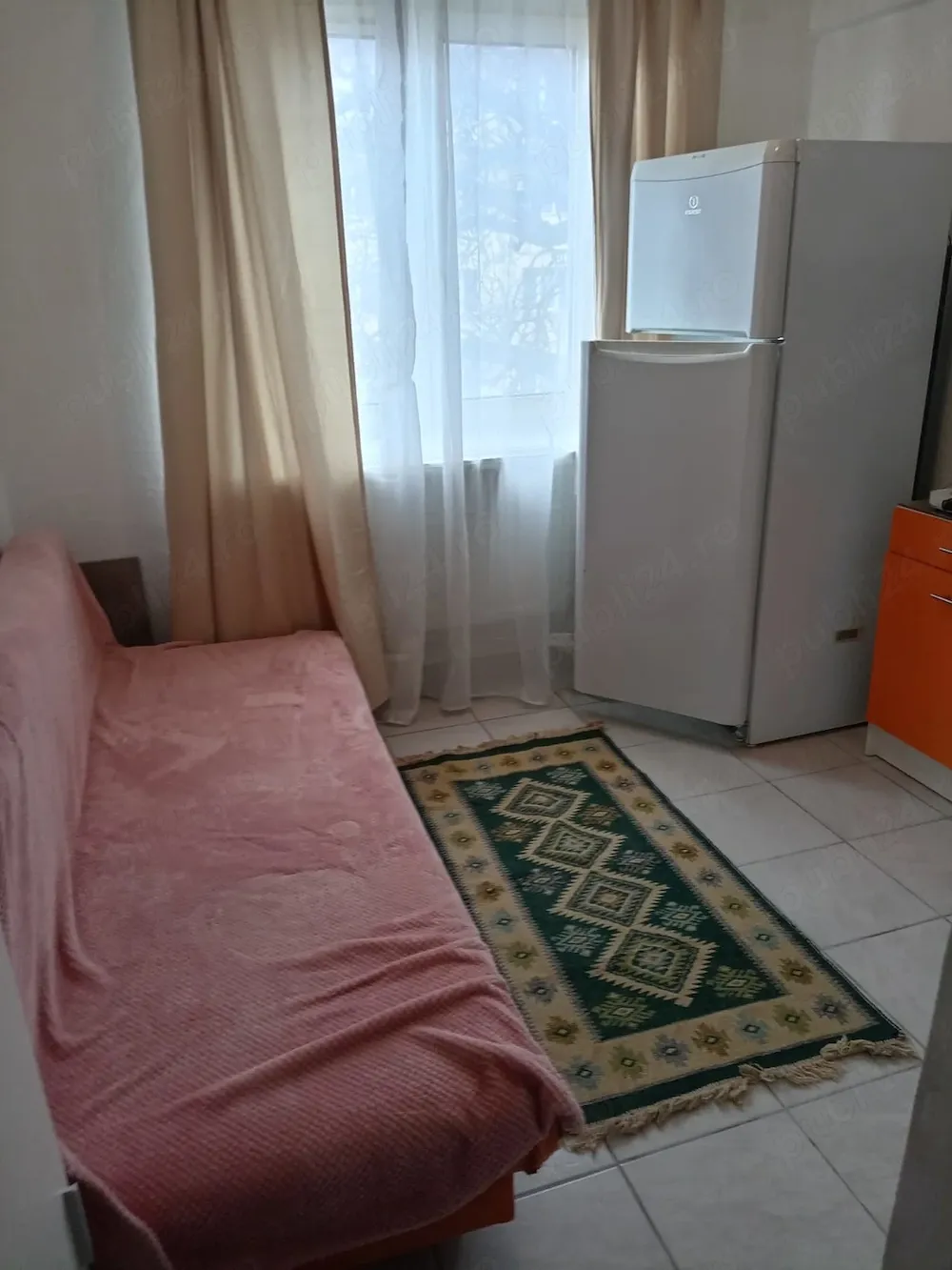 Închiriez garsoniera