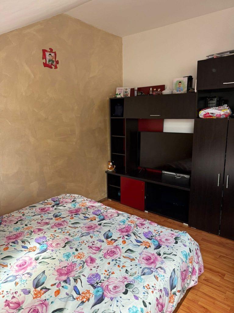 Vand apartament la mansarda