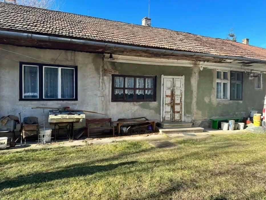 Apartament la casă veche cu teren generos