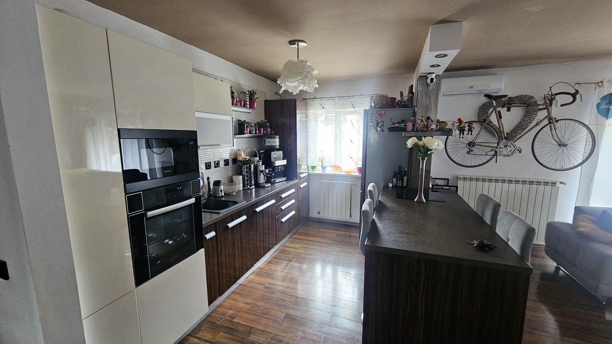 Vând apartament 3 camere zona Sub Cetate!