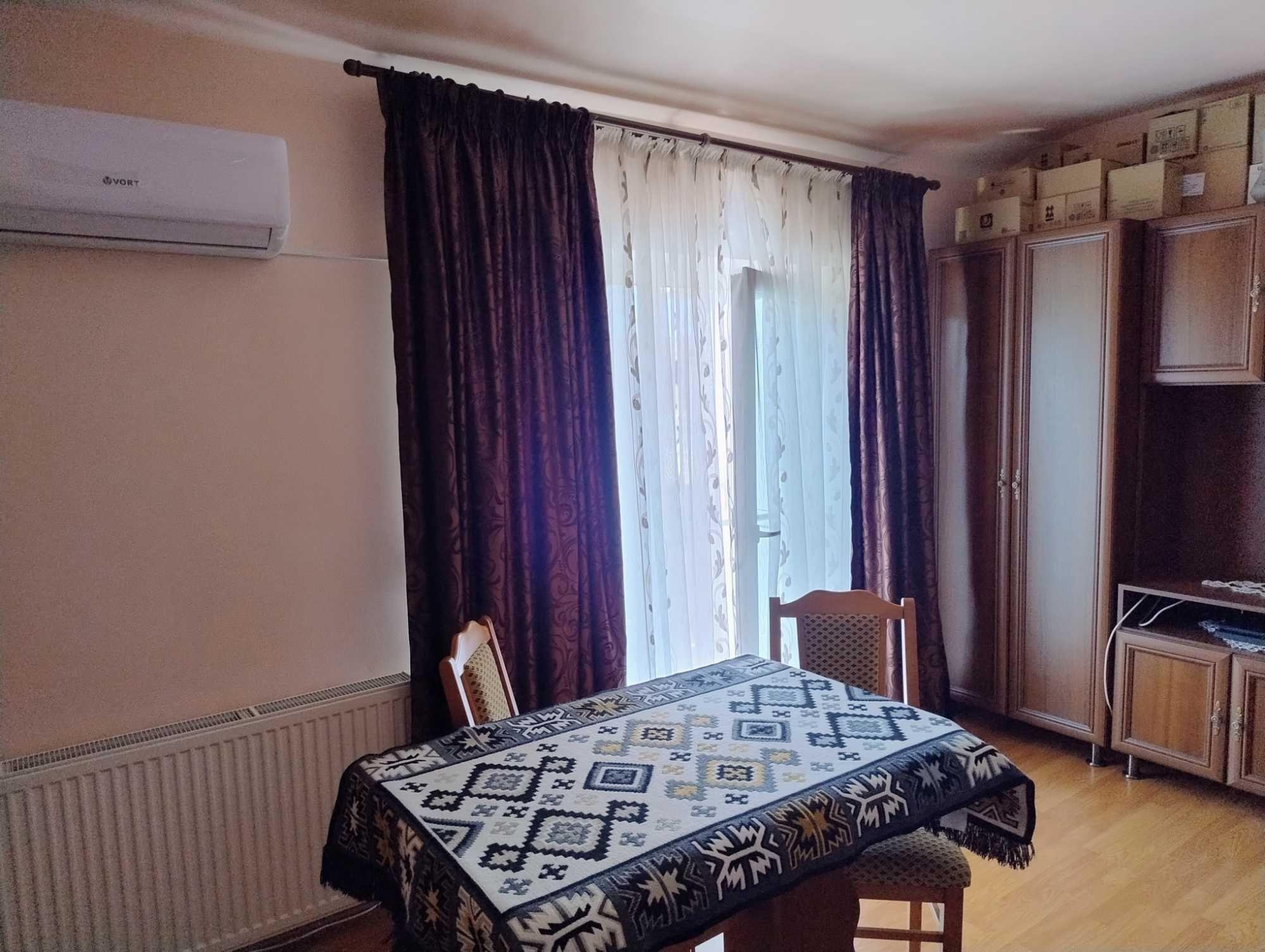 Vând apartament cu două camere, zona Cetății, Florești
