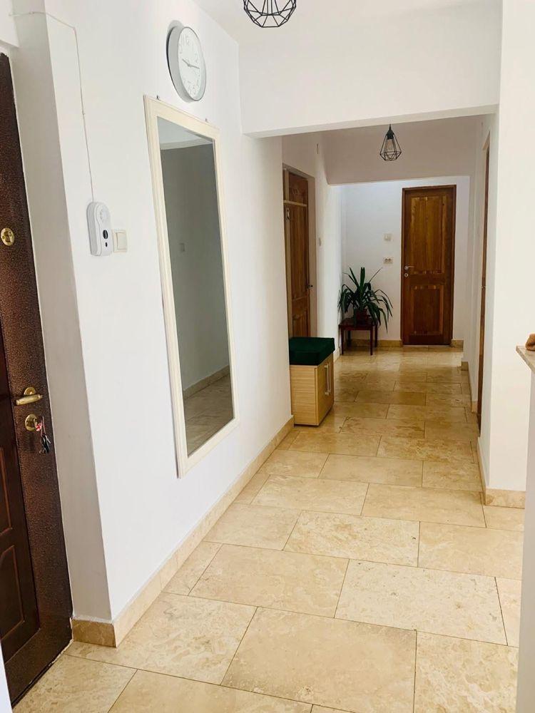 Inchiriez camera in apartament cu 3 camere