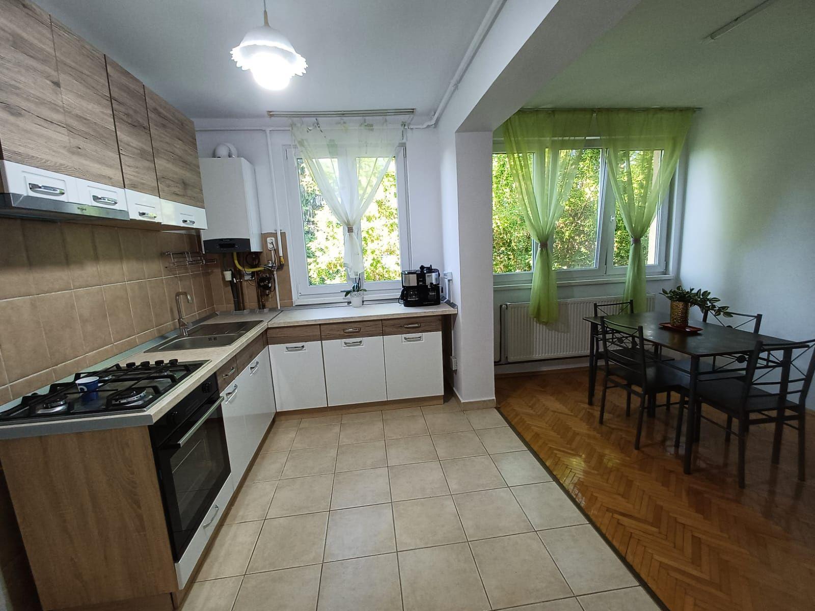 Închiriez Apartament cu 3 camere,direct de la proprietar, renovat,luminos (geamuri mari).Are și dressing și cămară.