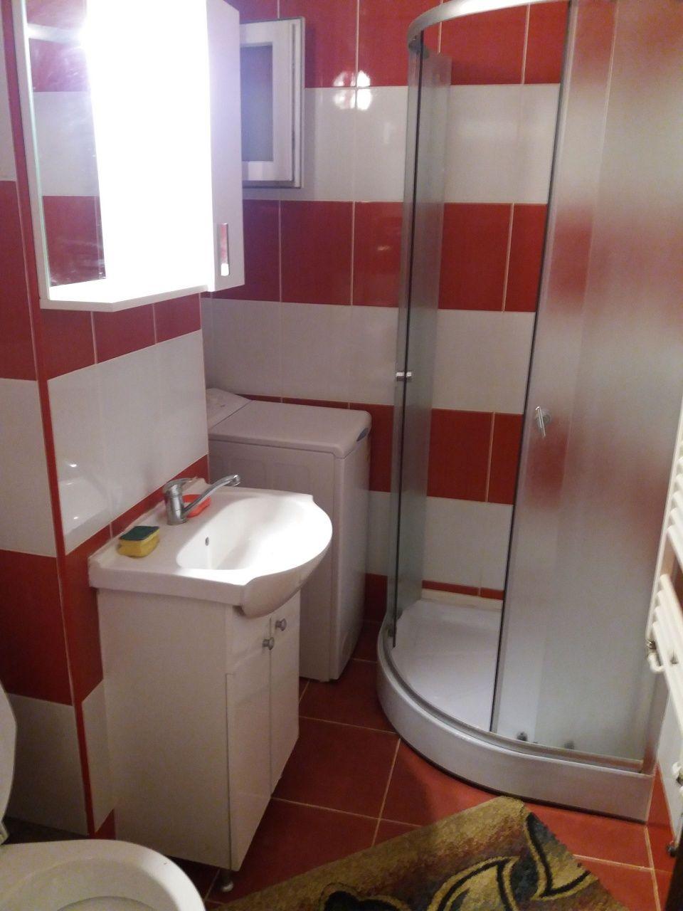 Camera de inchiriat la un apartament cu  3 camere.