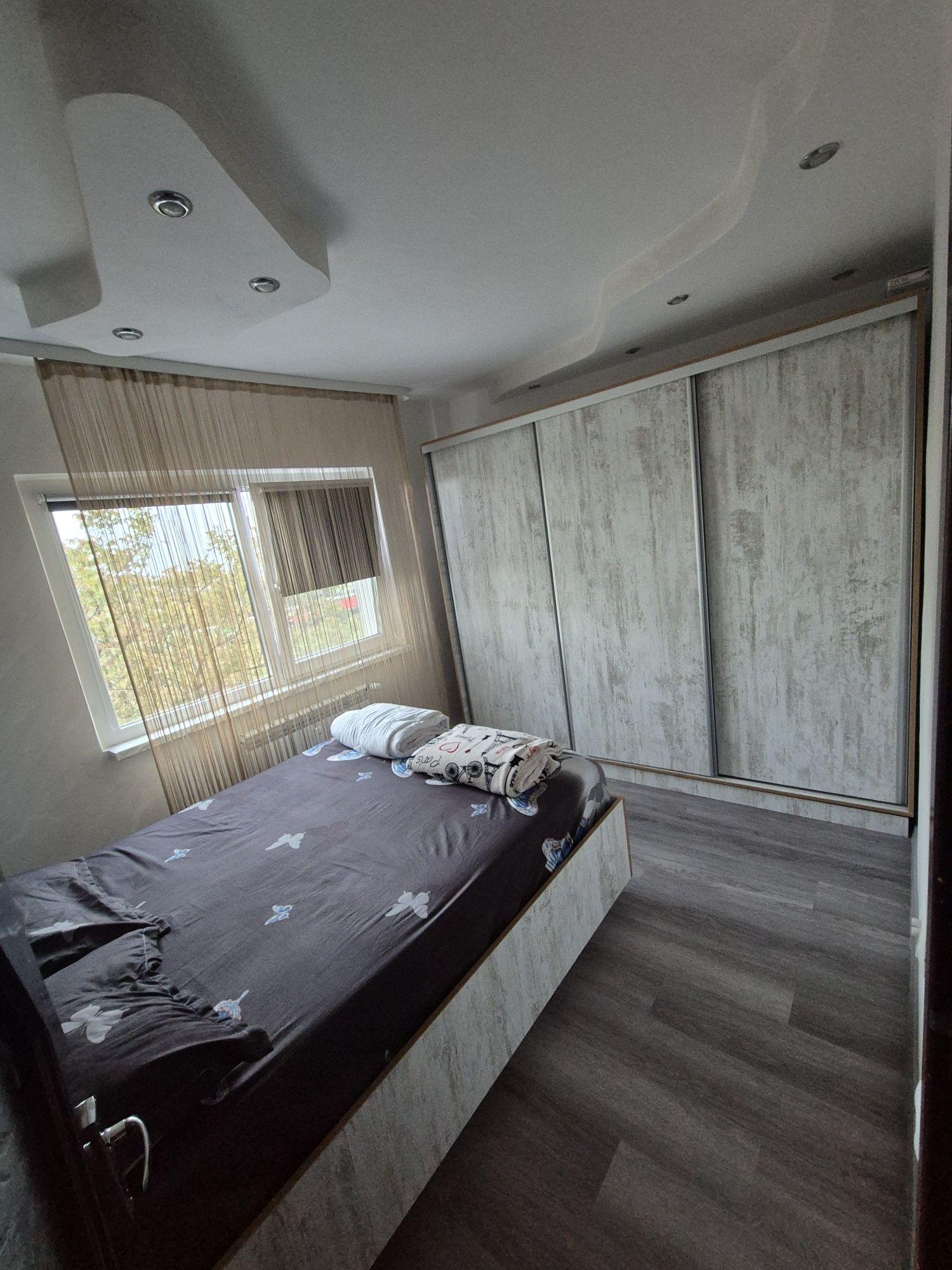 Vand apartament cu doua camere.