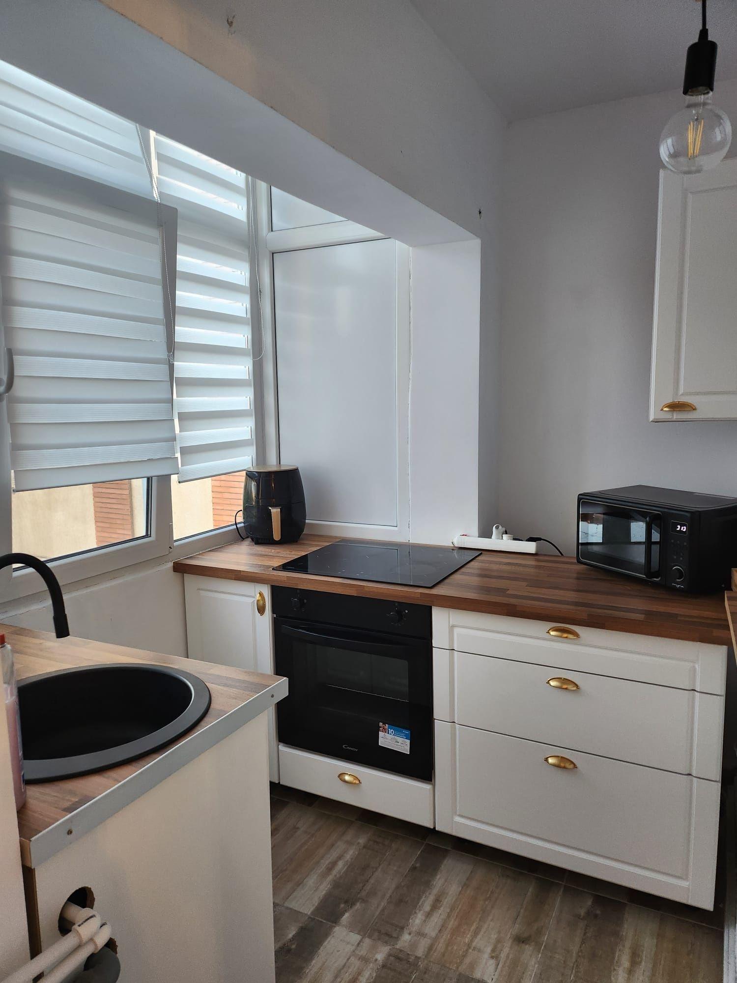 Inchiriez apartament 2 camere,decomandat, zona str.G Enescu