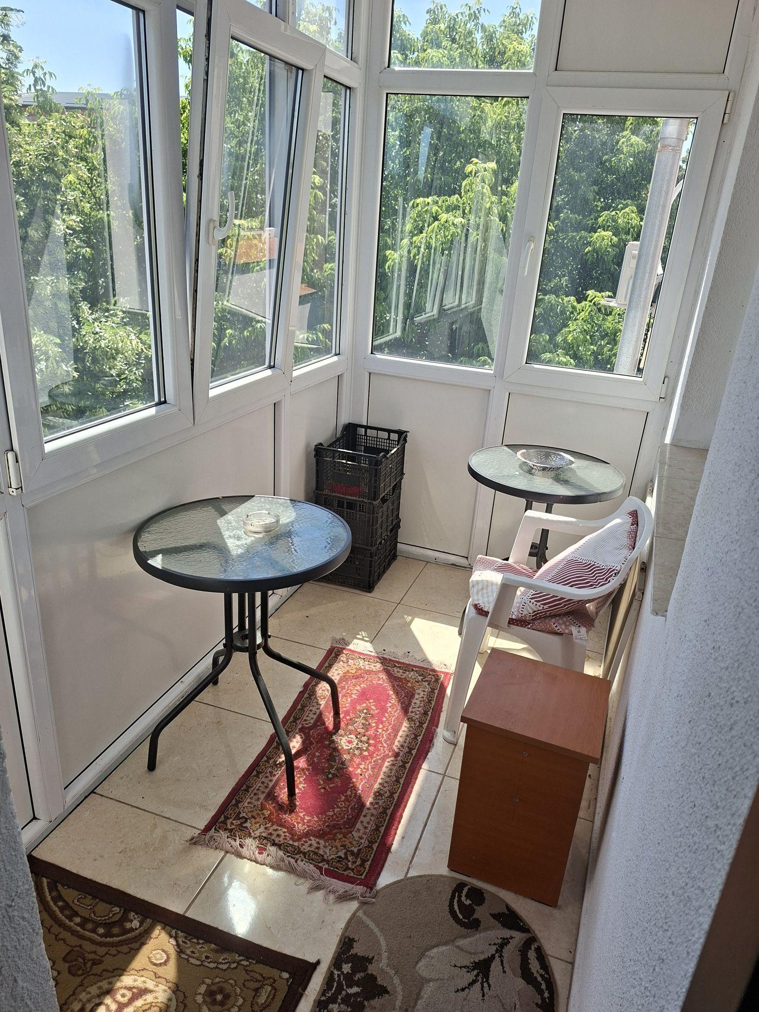 inchiriez apartament 2 camere decomandat
