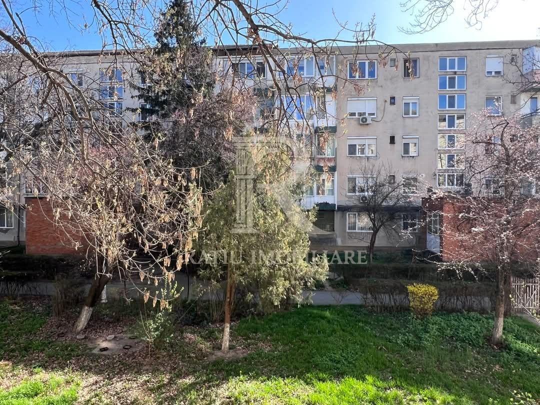 Vand urgent apartament etaj 1  in zona Rogerius