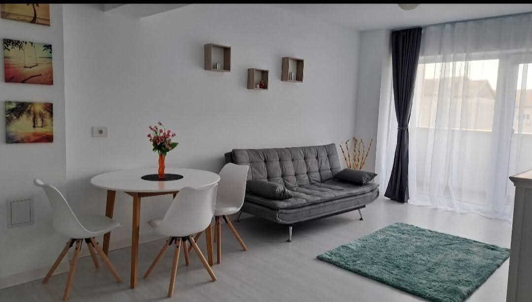 Închiriez apartament modern cu 2 camere