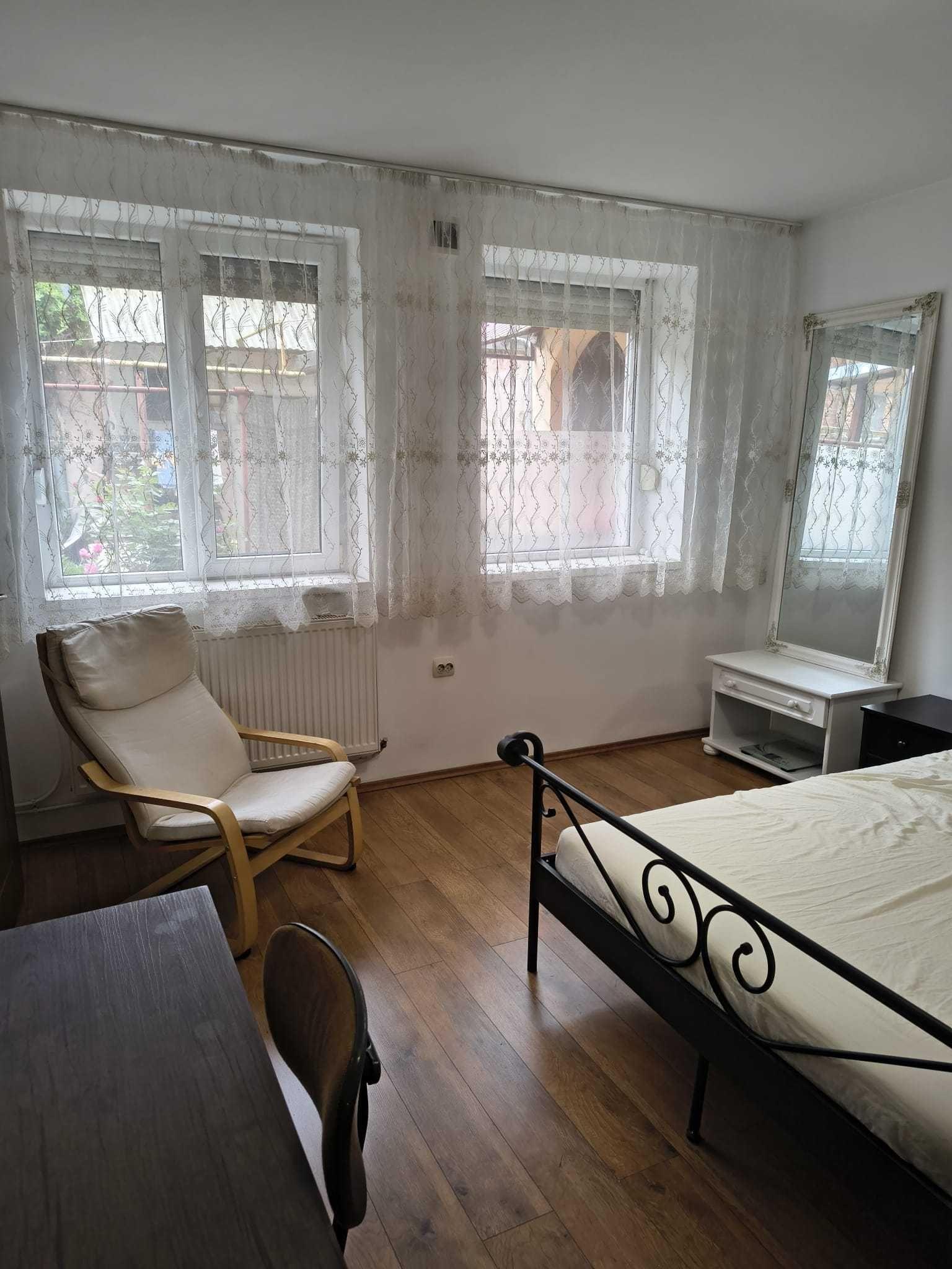 Inchiriez apartament la curte cu Dormitor+CameraZi ULTRACENTRAL