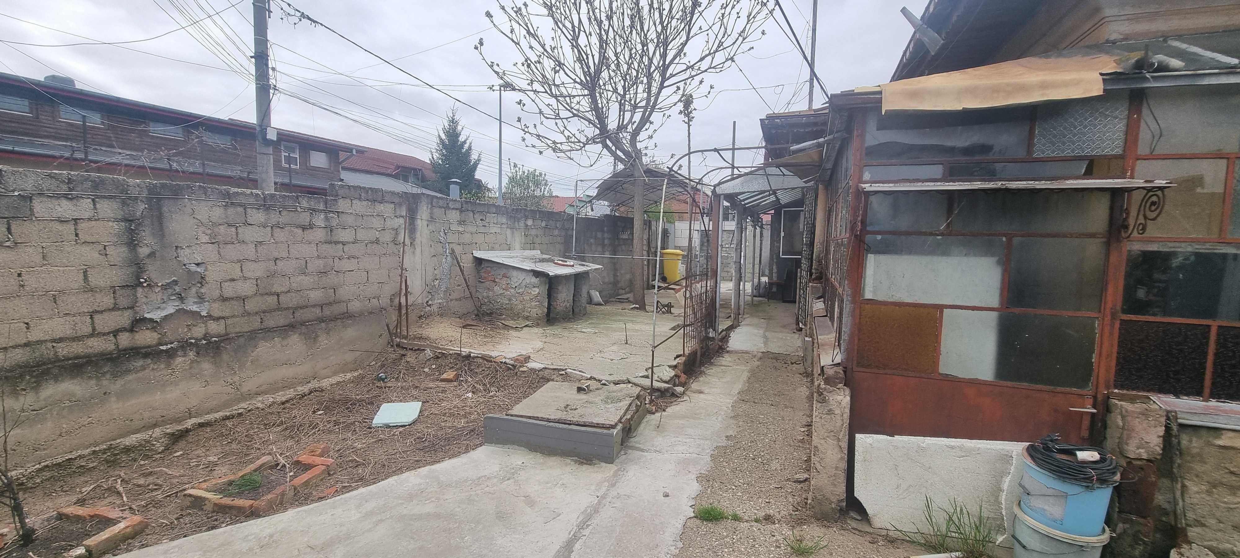 Casa la curte cu teren de inchiriat