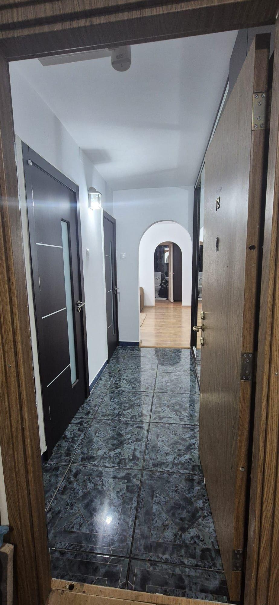 Apartament 3 camere, semidecomandat, zona Ozana