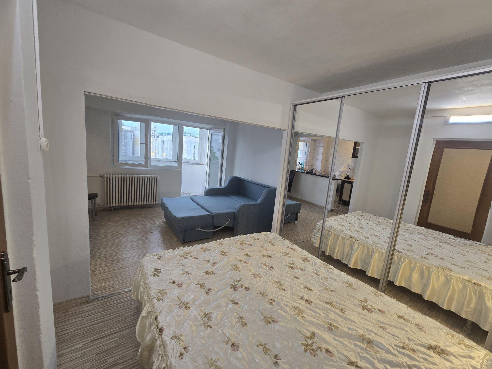 Vând garsonieră  str.Vasile Cârlova, bloc de garsoniere, anvelopat, două lifturi, necesită renovare