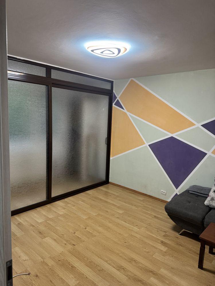 Închiriez ap. 2 camere decomandat etajul unu din patru complet mobilat cu loc de parcare privat - imagine 1
