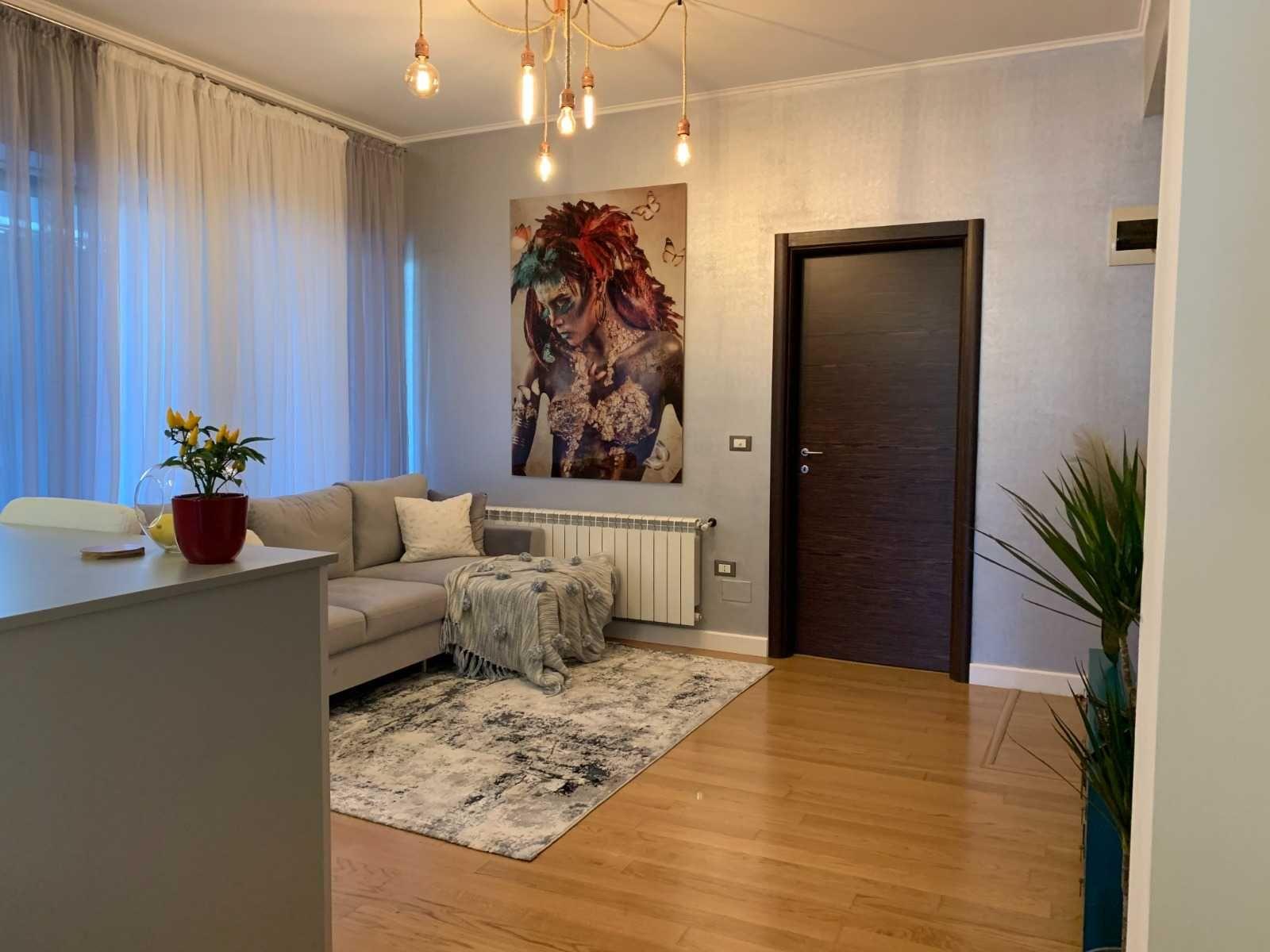 Inchiriez apartament 3 camere zona Palatul Bragadiru,str Sabinelor