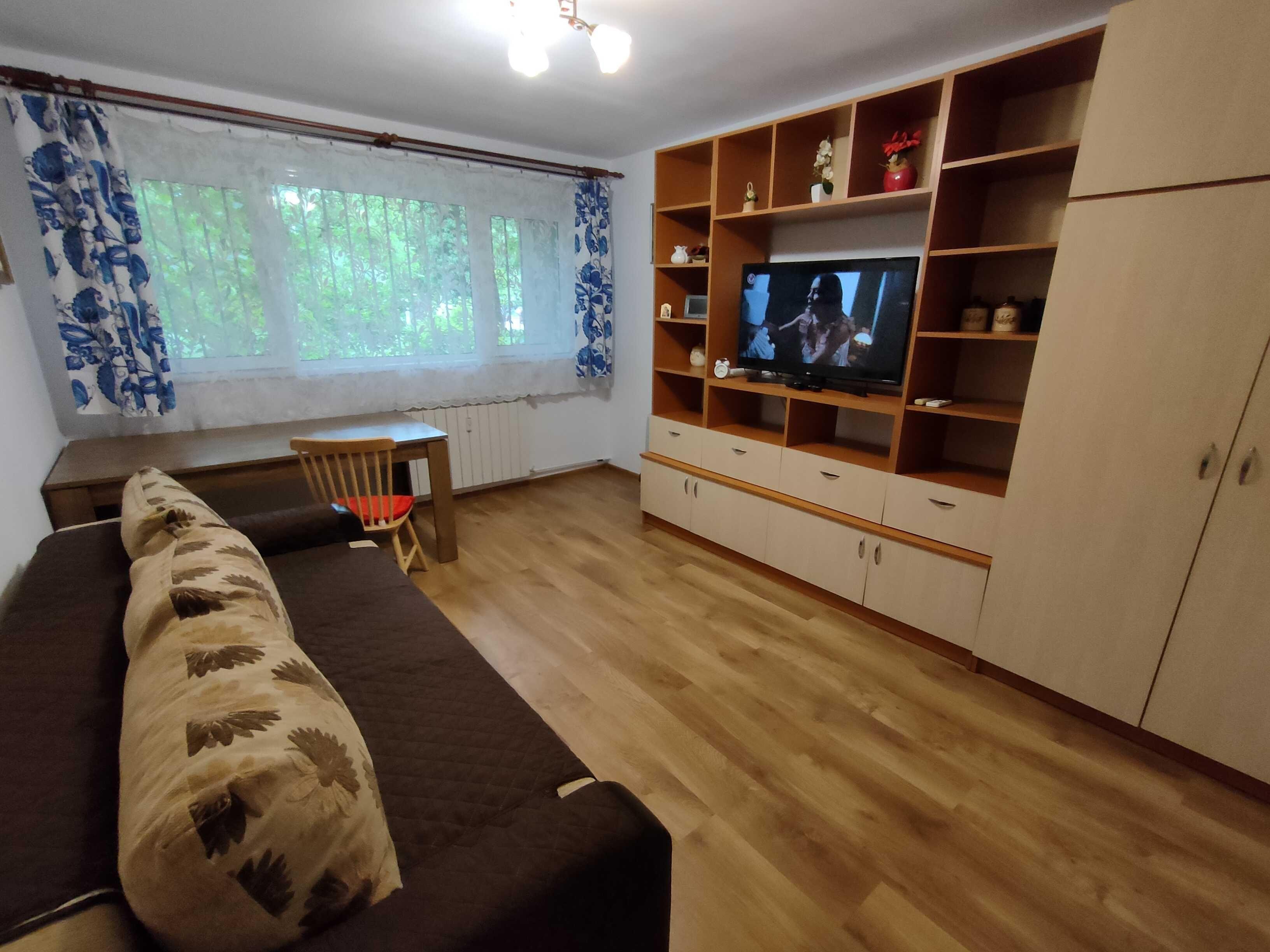 PROPRIETAR Apartament 2 camere decomandat confort 1 la Parter in bloc P12 renovat ca la carte! Mobilat și utilat! Langa Plaza si Piata Moghioros!