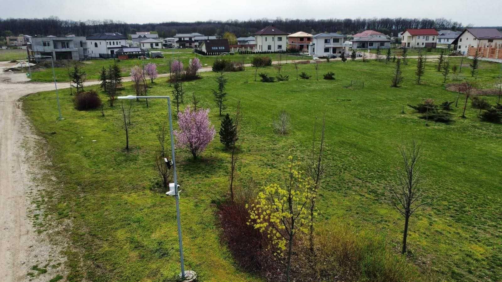 Teren premium de vanzare in Eden Forest -vizavi de padure, montat curent trifazic 11kw
