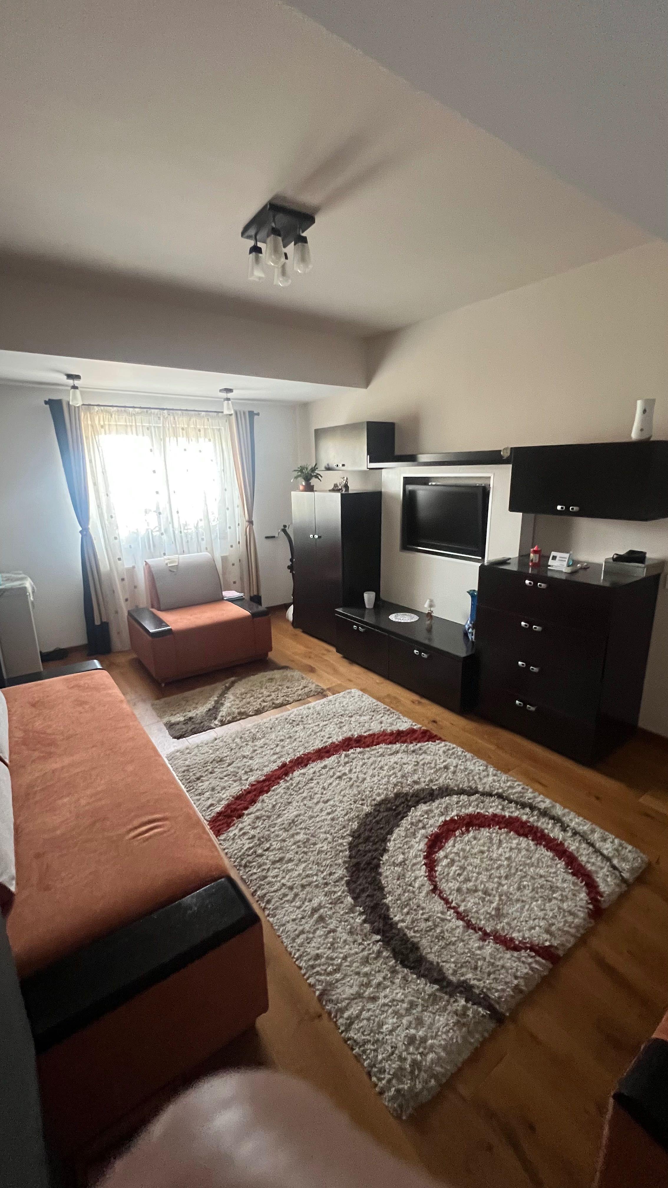 Pers. Fizică Închiriez apartament  2 camere 67 mp