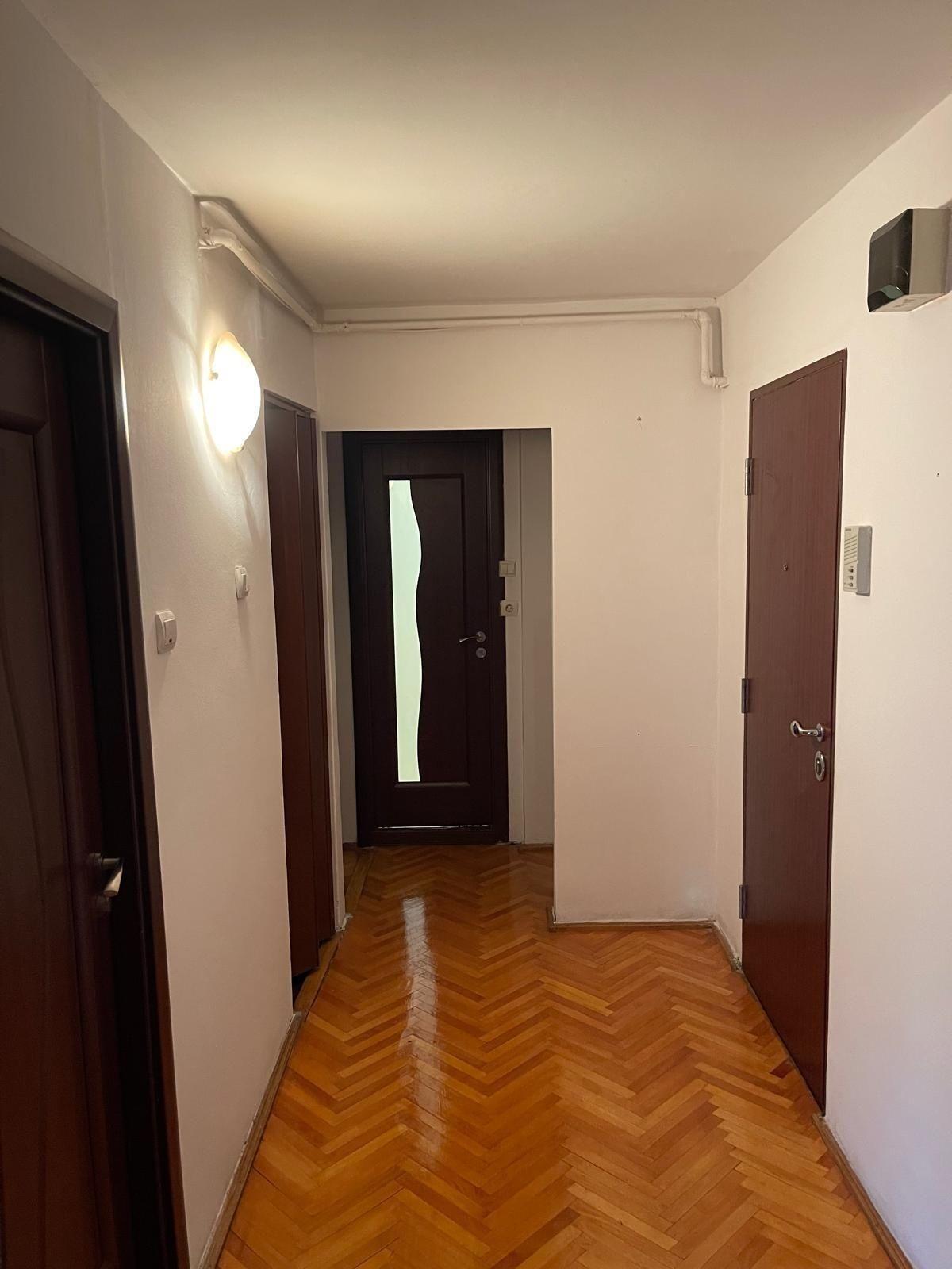 Vand apartament 3 camere zona lebada (vizavi de kaufland)