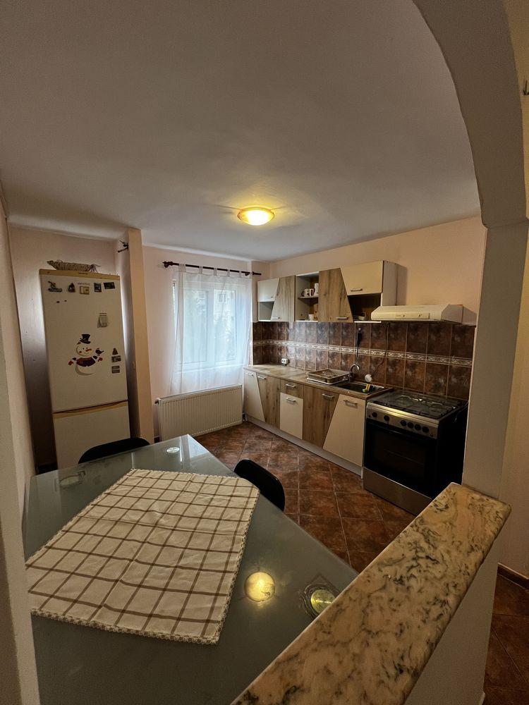 Inchiriez apartament 3 camere semi-decomandat
