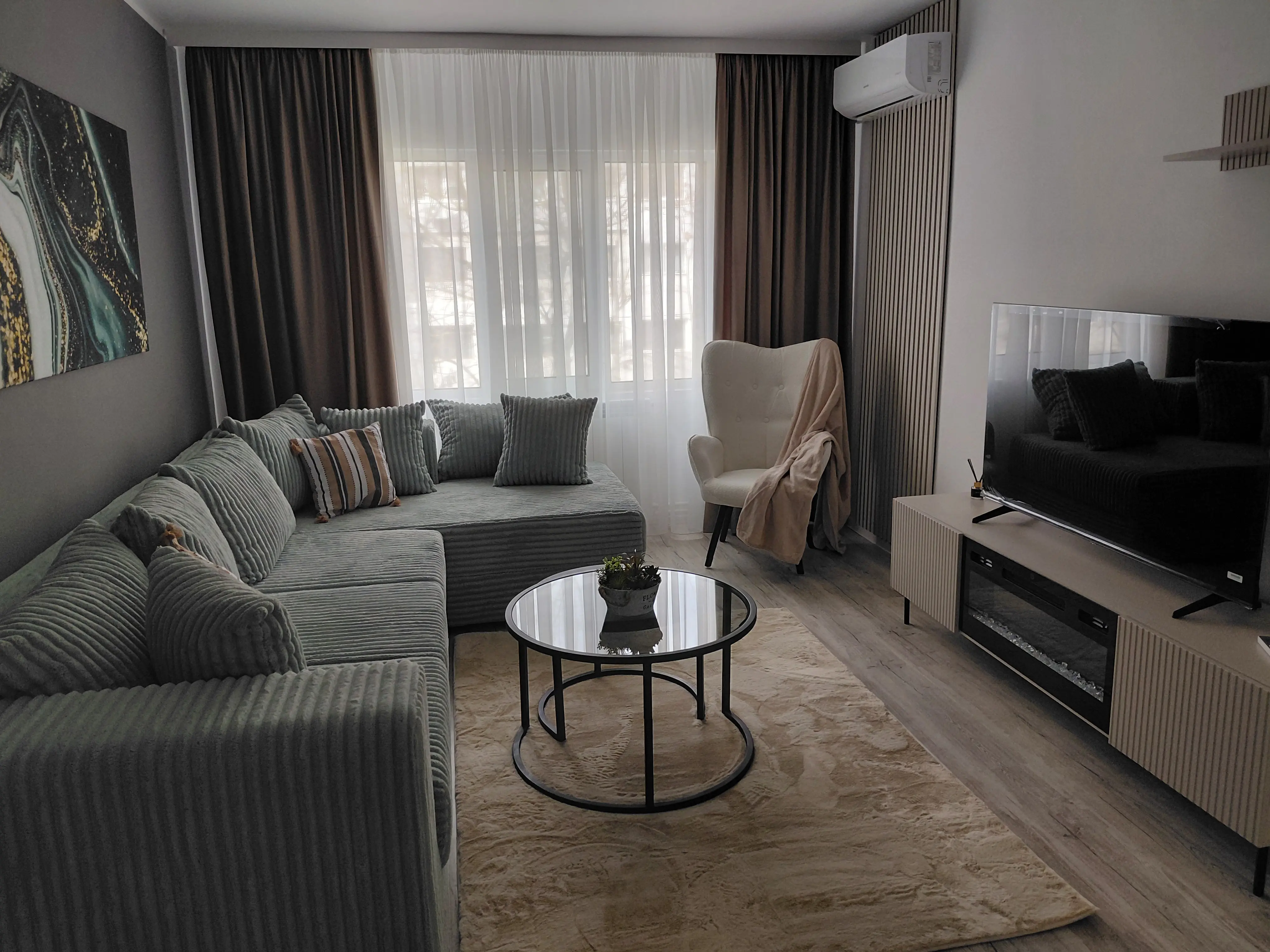 Apartament 3 camere – Micro 16,  etaj 2 +boxa la subsol la renovat,mobilat si utilat