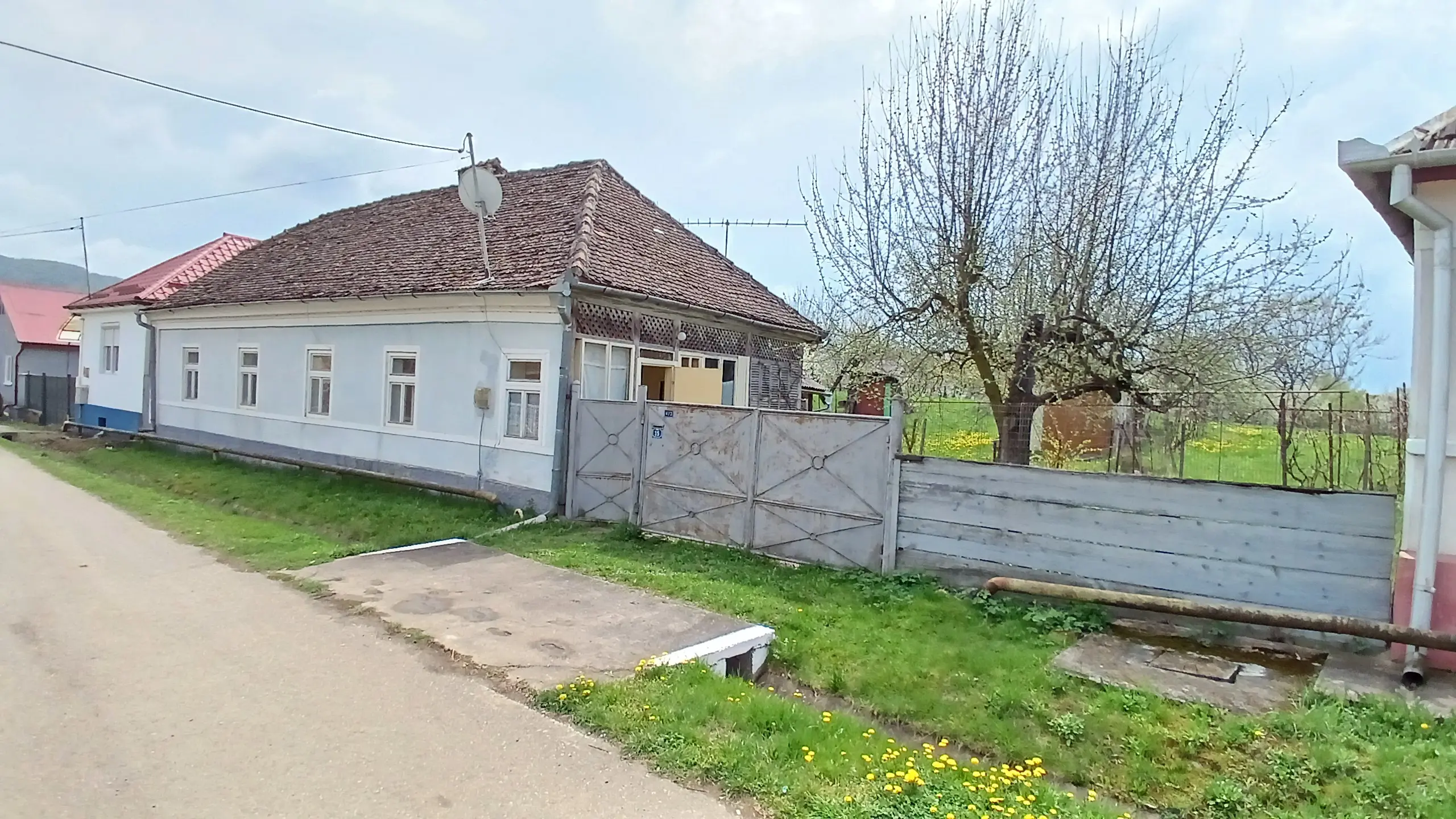 Vânzare proprietate în Teaca, cu posibilități de punere în valoare a suprafeței generoase, în zonă centrală, liniștită.
