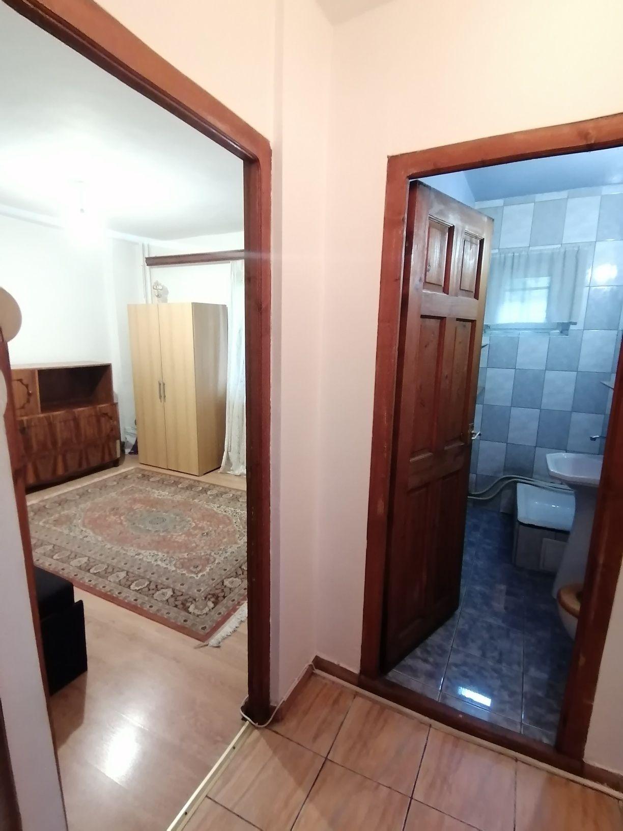 Închiriez o cameră cu baie proprie