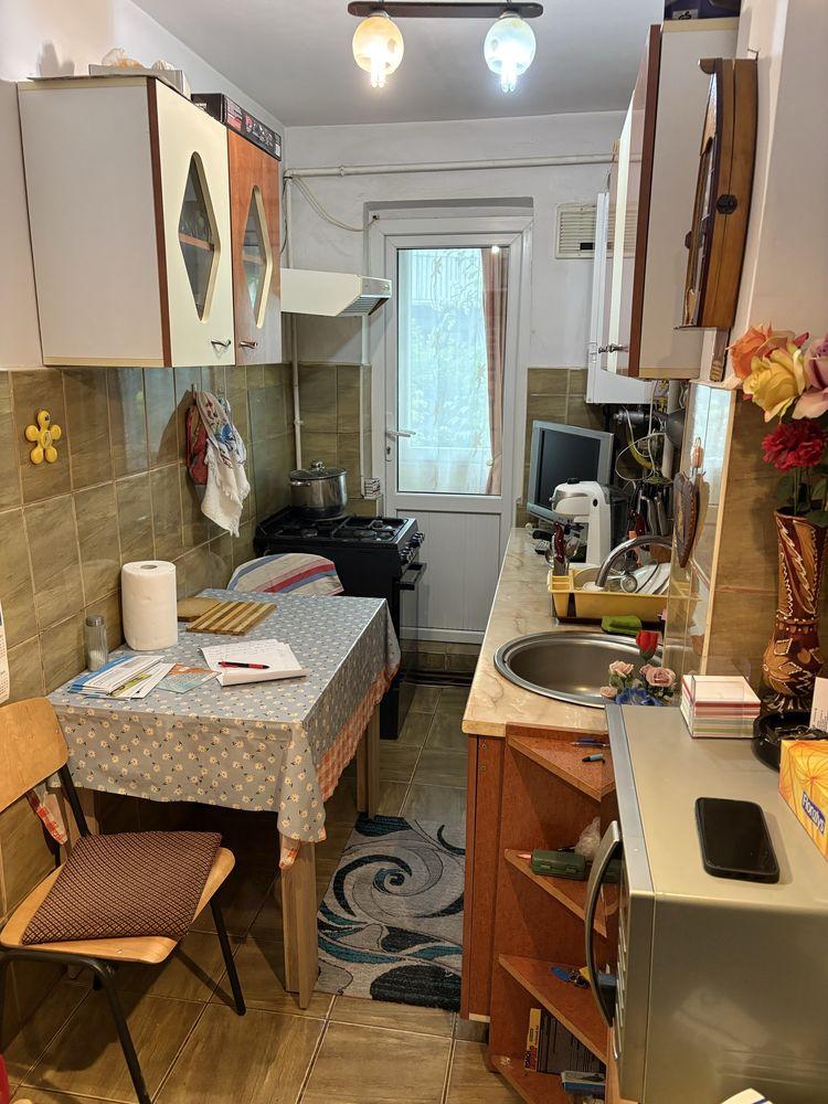 Vand apartament 2 camere 43 m , zona Florilor , parter.
