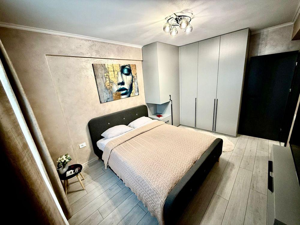 Studio de închiriat – nou, complet mobilat, parcare inclusă – contract minim 1 an