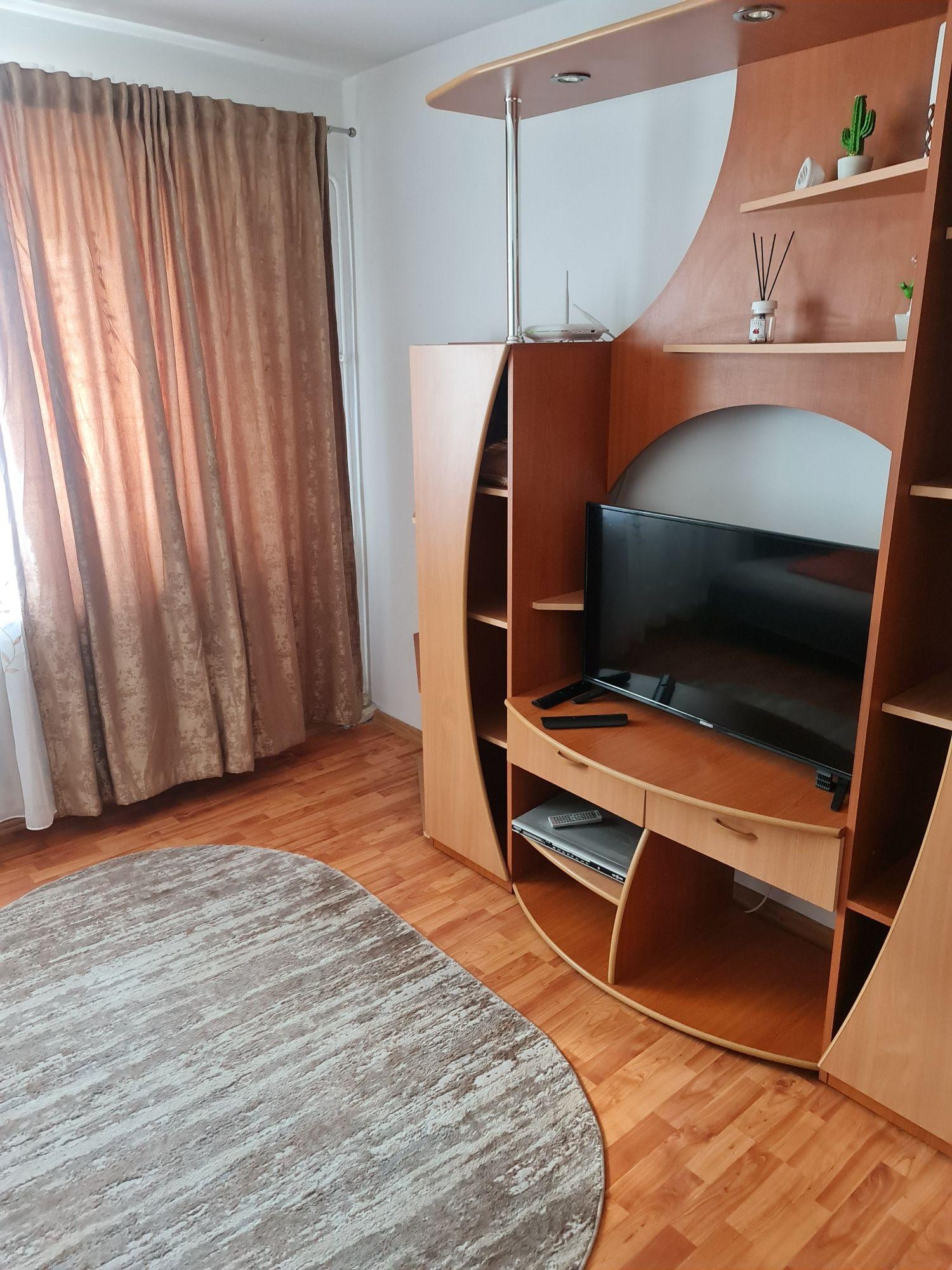 Vind sau schimb cu apartament,ofer diferenta