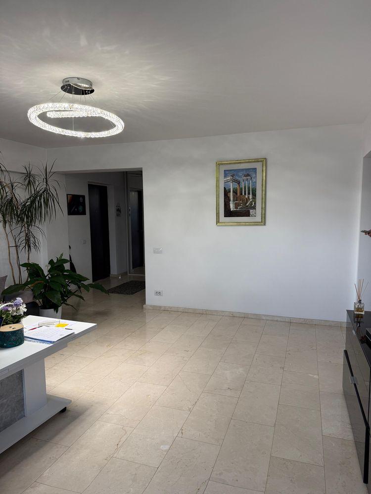 Apartament cu 3 camere, garaj si curte