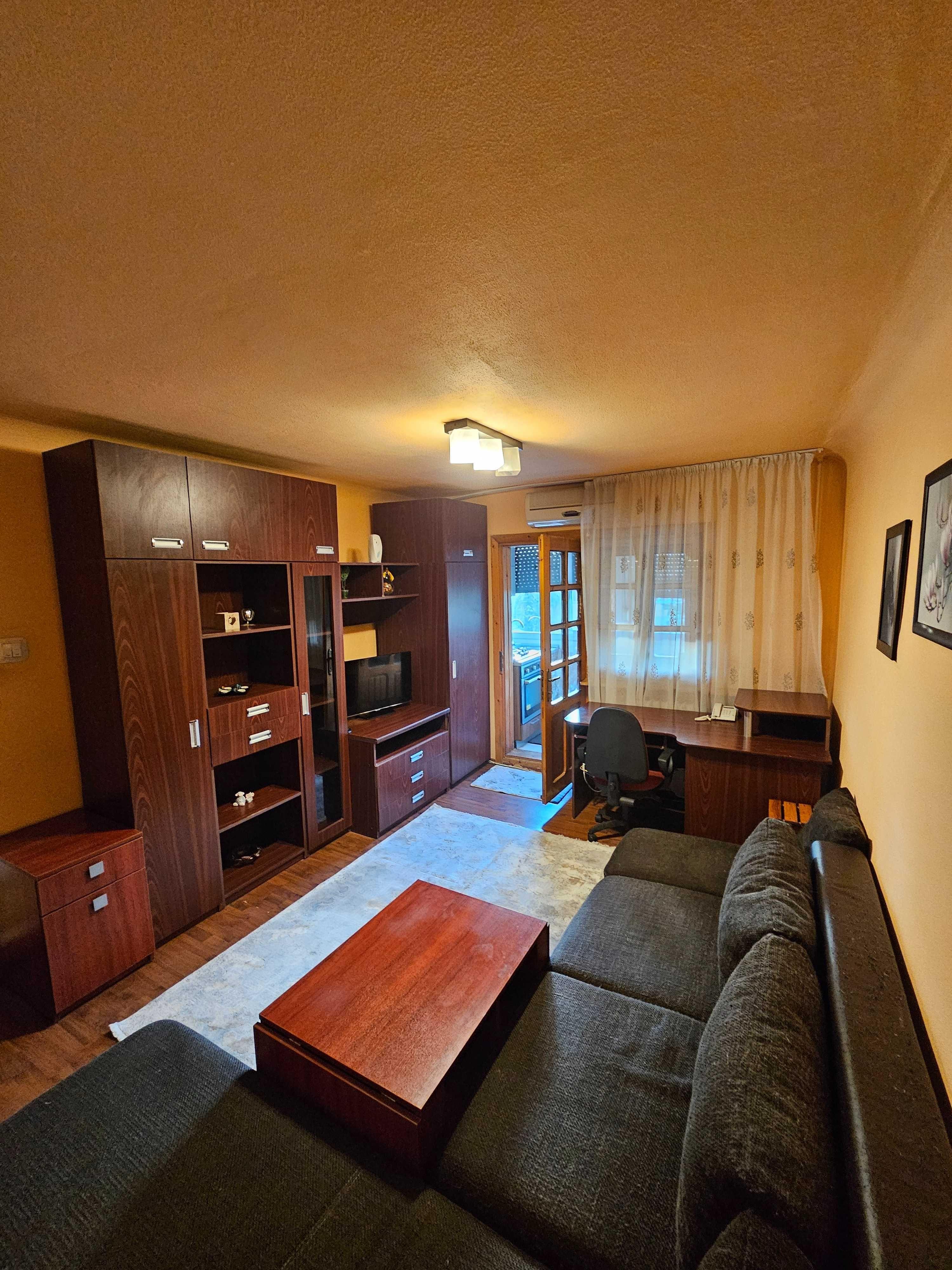 Închiriez garsoniera transformata in 2 camere , zona Sărari, lângă Liceul Henri Coandă!