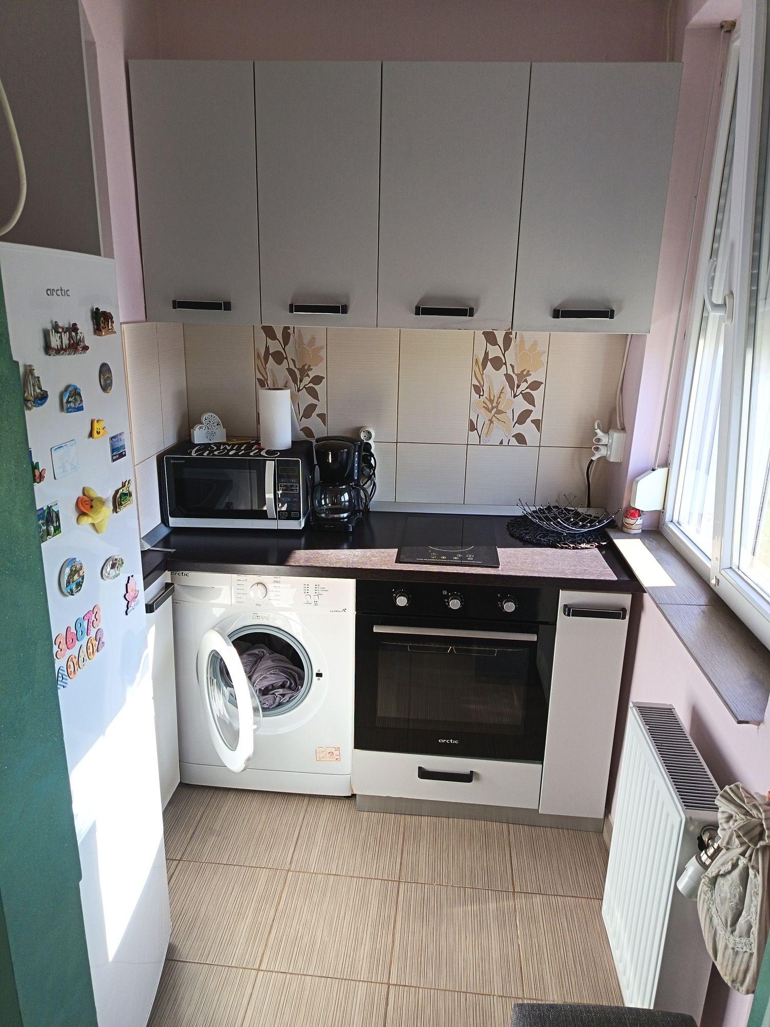 Dau în chirie apartament