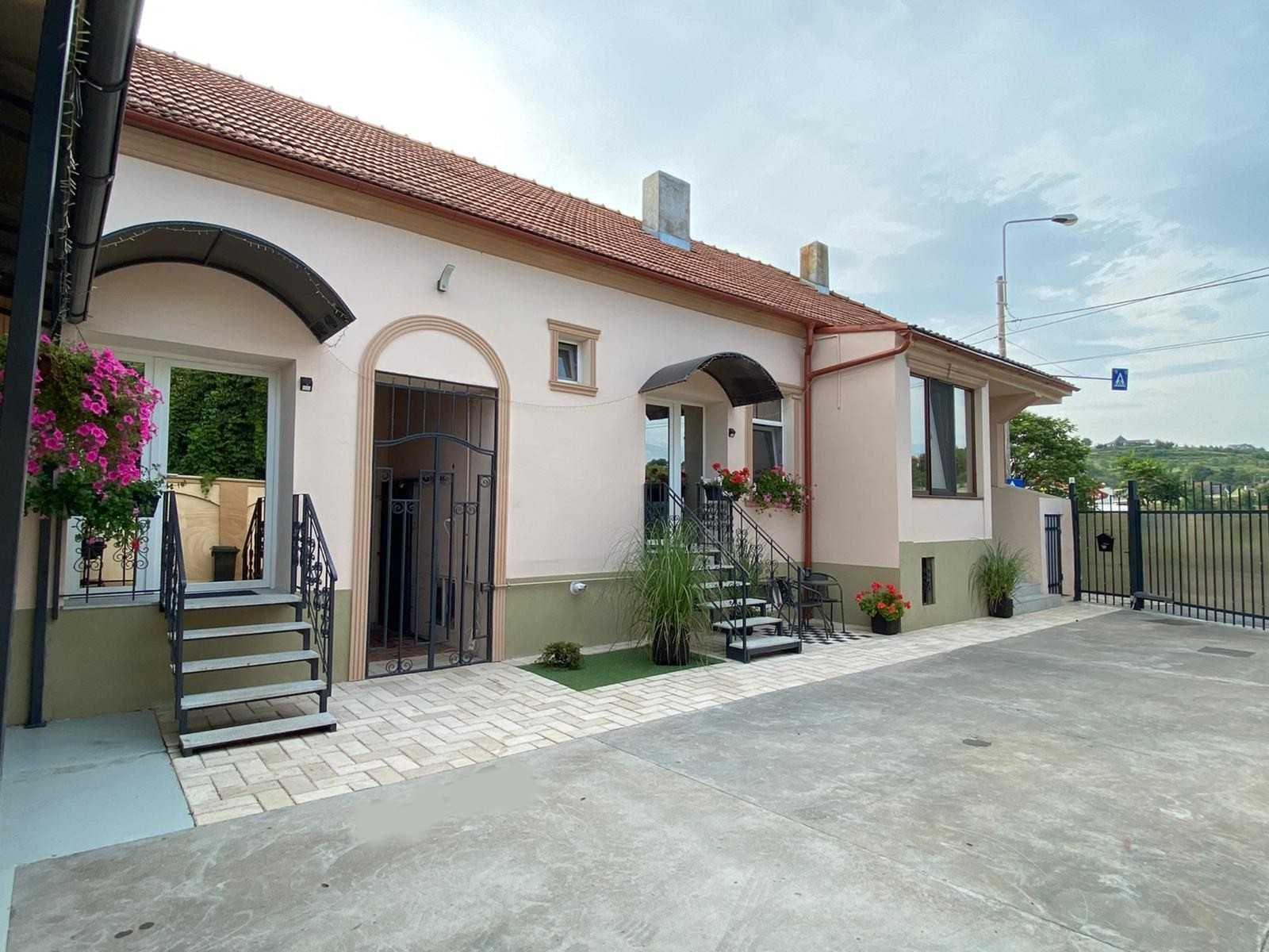 Casa cu trei apartamente separate amenajate si inchiriate in regim hotelier