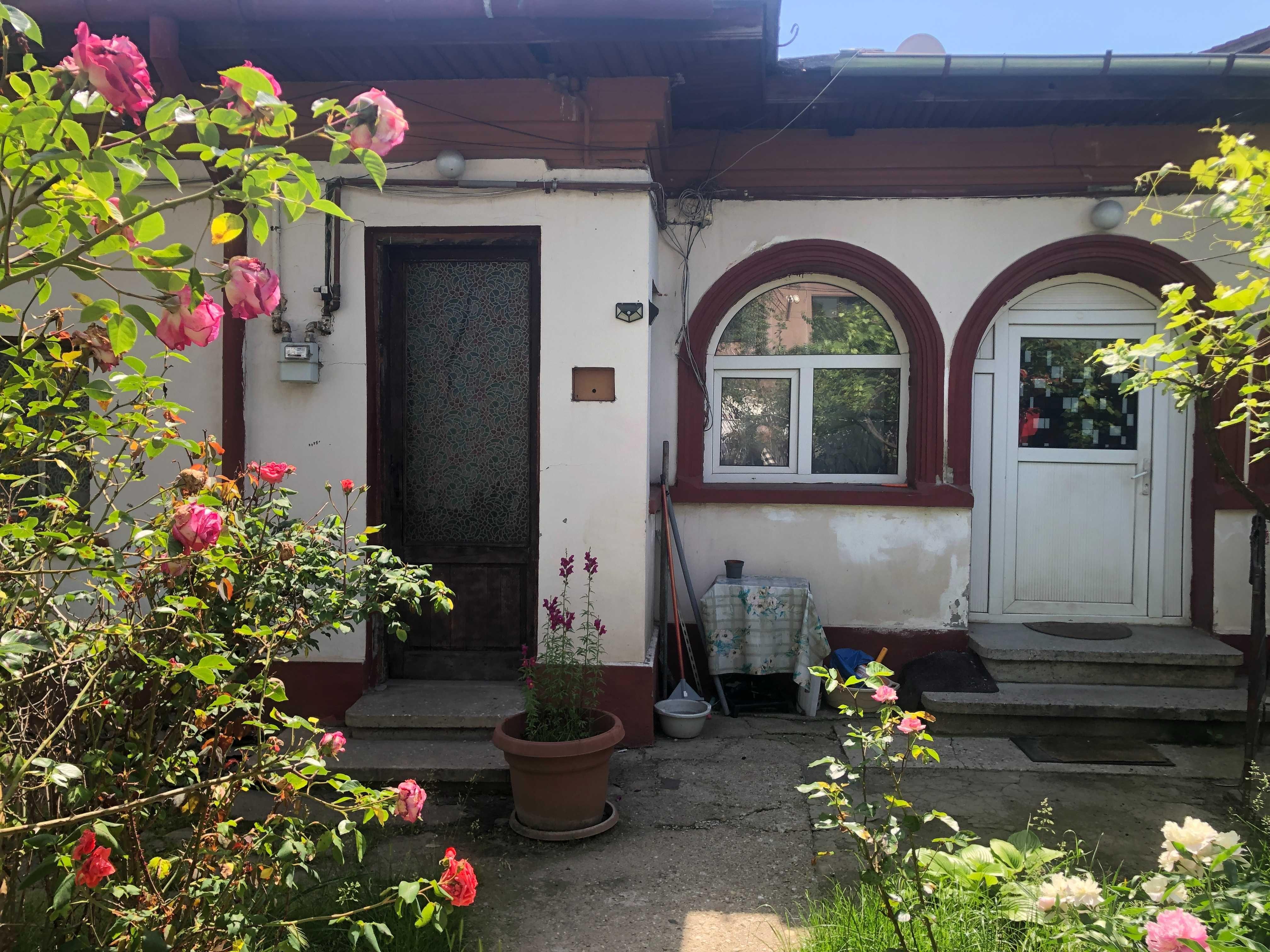 Proiect casă pe pământ – necesită renovare totală, curte 85 mp, garaj+anexa