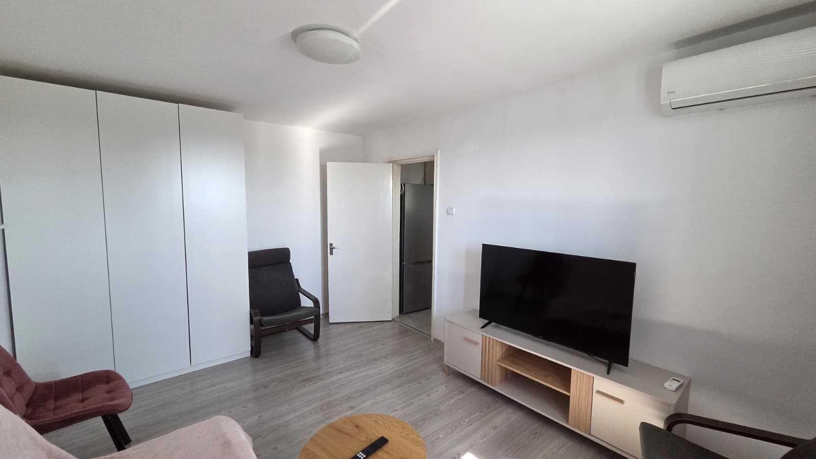 Închiriez apartament 2 camere decomandat, Grigore Moisil nr. 5
