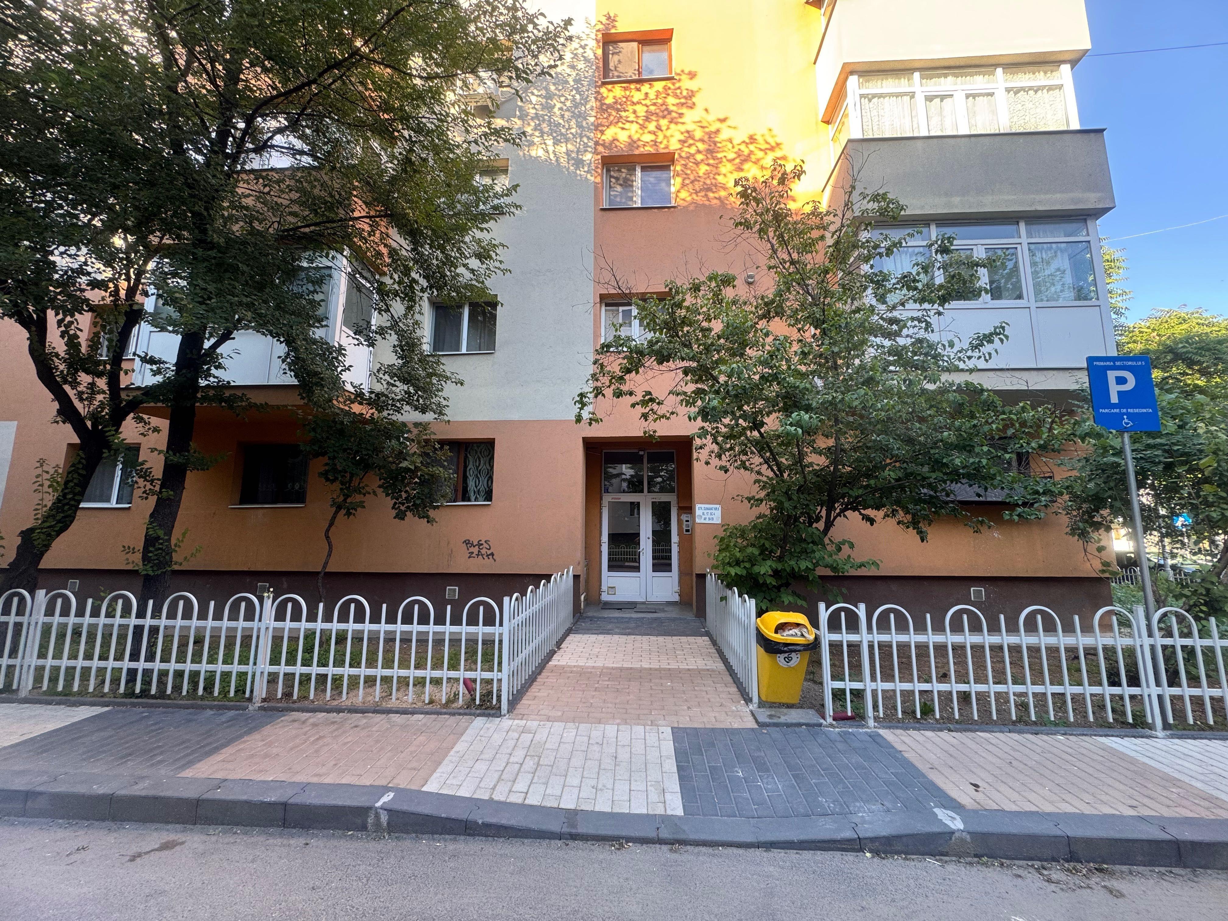De vânzare ap 3 camere decomandat!