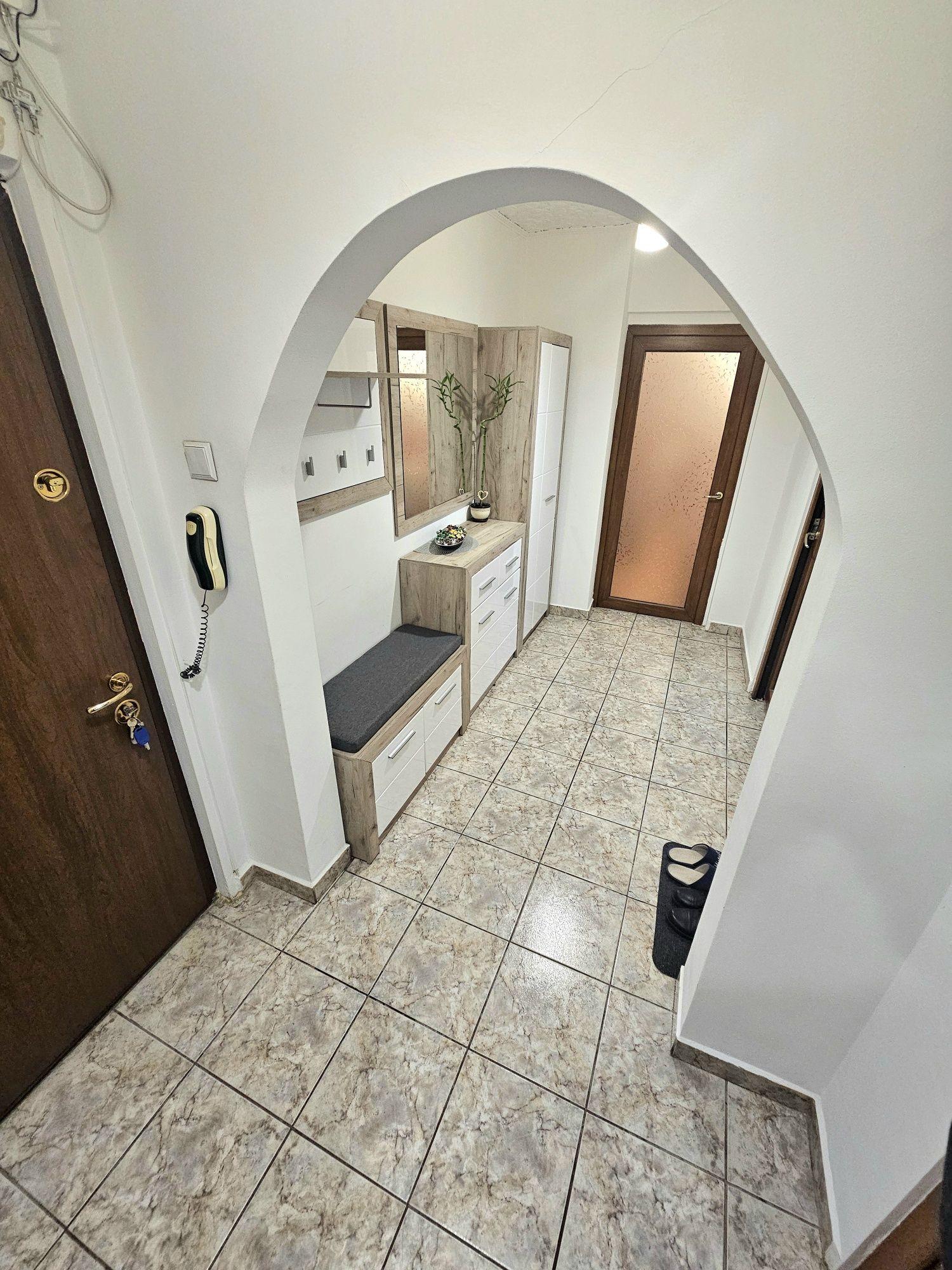 PROPRIETAR - Închiriez apartament cu 2 camere decomandat cu loc de parcare inclus – Militari/Păcii, Sector 6 - imagine 1