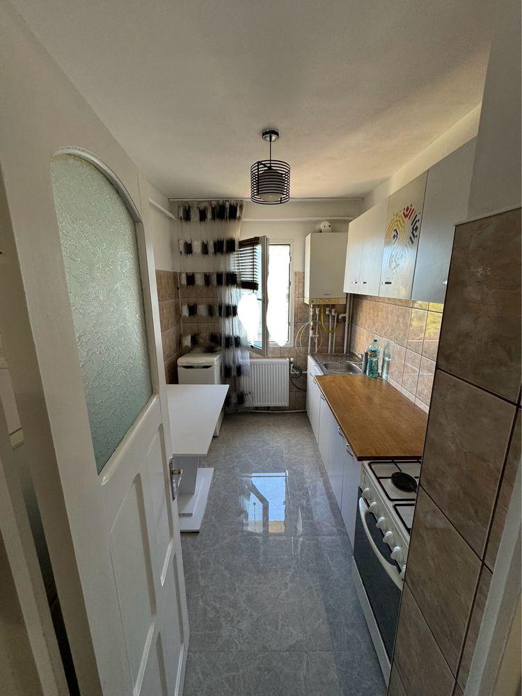 Proprietar vand apartament suprafața de 50 mp Iasi zonă centrală  Bulevardul Primăverii aproape Podu Ros Pallas vis-a-vis de Serviciul Pașapoarte.