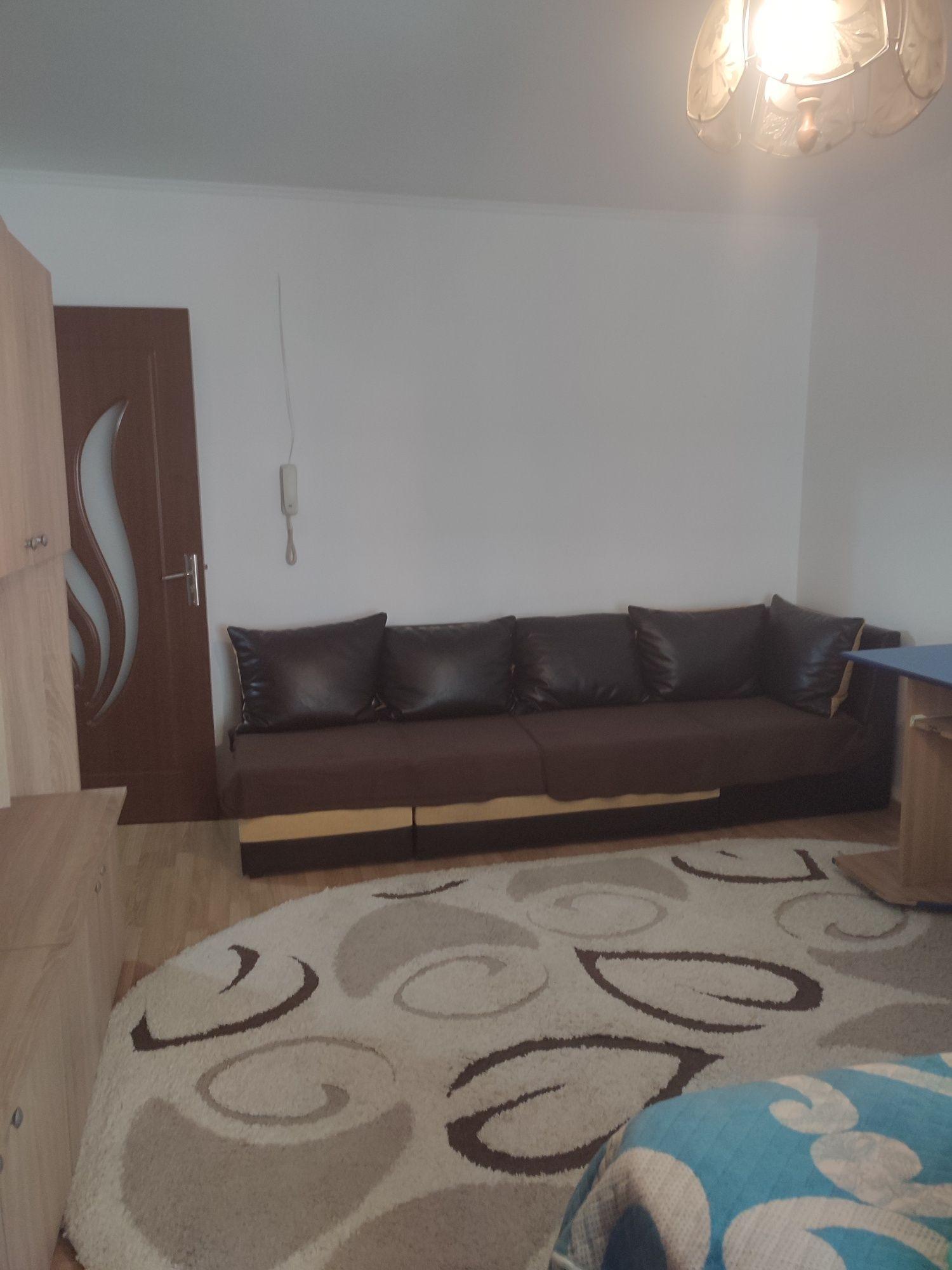 Propietar,închiriez apartament cu o cameră,decomandat in Nicolina 1